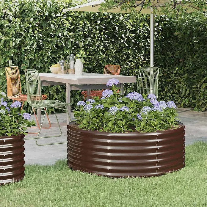 Furnicato Hochbeet - 100 x 100 x 36 cm, Stahl, Braun - Rundes Hochbeet aus braunem Wellblech mit lila Hortensien auf Rasen neben einer Terrasse.