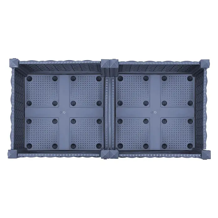 Furnicato Hochbeet - 80 x 40 x 23 cm, Kunststoff, Blaugrau - Graues modulares Kunststoff-Hochbeet, Draufsicht auf den perforierten, erhöhten Boden zur Entwässerung.
