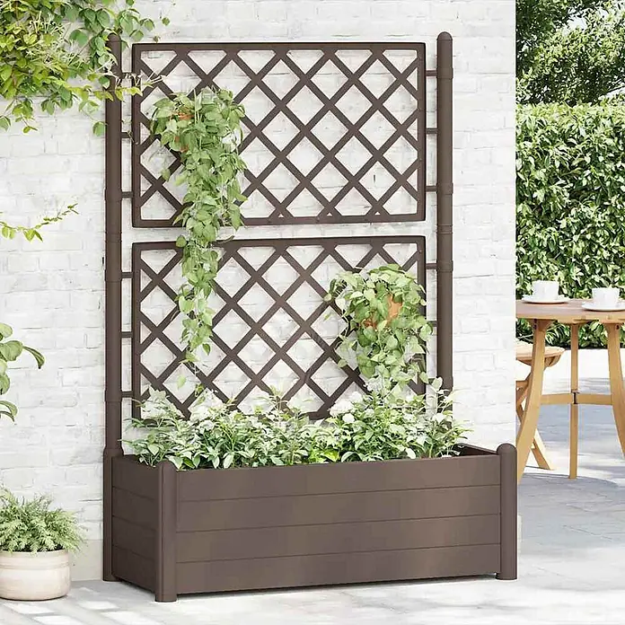 Furnicato Hochbeet - 43 x 100 x 142 cm, Kunststoff, Mokka - Dunkelbrauner Blumenkasten mit integriertem Rankgitter für Kletterpflanzen, in einem Gartenambiente.