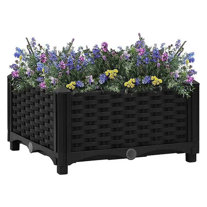 Furnicato Hochbeet - 40 x 40 x 23 cm, Kunststoff, Schwarz - Schwarzer Pflanzkasten im Rattan-Stil, gefüllt mit leuchtenden blau-violetten und gelben Blumen.
