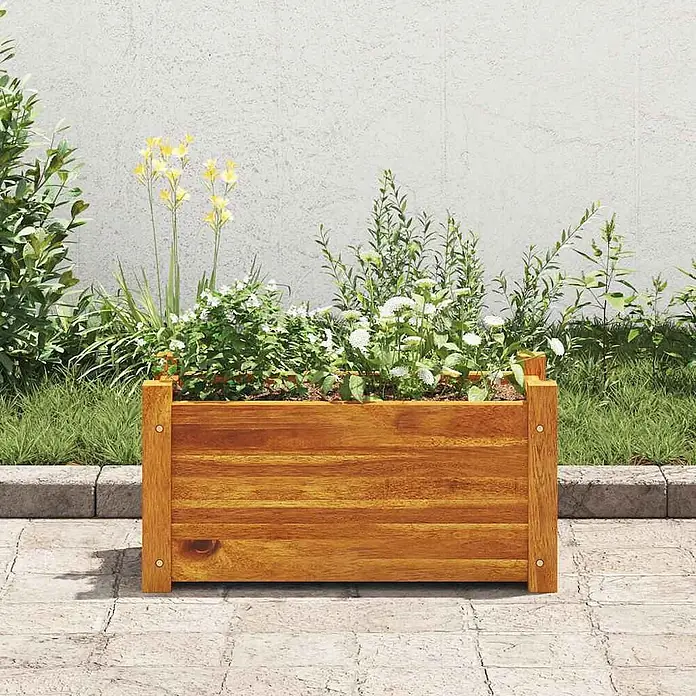 Furnicato Hochbeet - 25 x 50 x 25 cm, Holz, Braun - Brauner rechteckiger Holz-Pflanzkasten gefüllt mit Grünpflanzen und Blumen, auf einer gepflasterten Terrasse.