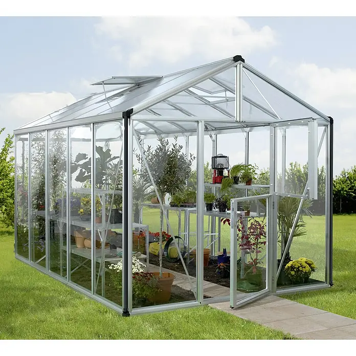 Vitavia Gewächshaus Zeus 10000 - Außenmaß inkl. Dachüberstand (B x T): 256 x 391 cm, 3 mm, Aluminium - Gewächshaus mit Pflanzen in Töpfen. Das Gewächshaus hat eine Tür und Regale.