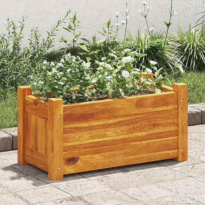 Furnicato Hochbeet - 25 x 50 x 25 cm, Holz, Braun - Goldbrauner Holz-Pflanzkasten mit weißen Blumen, im Freien auf einer Terrasse.