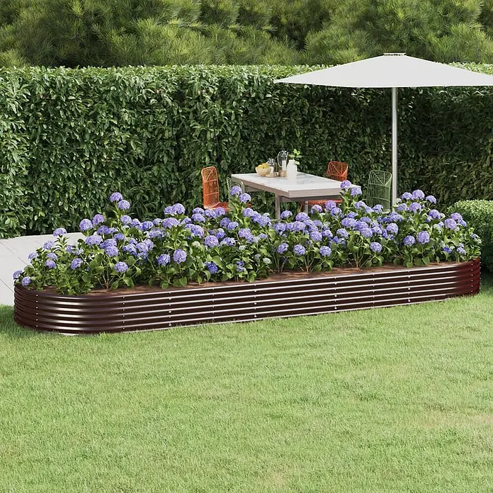 Furnicato Hochbeet - 450 x 140 x 36 cm, Stahl, Braun - Braunes Hochbeet aus Wellblech, gefüllt mit leuchtenden lila Hortensien, in einem Garten.