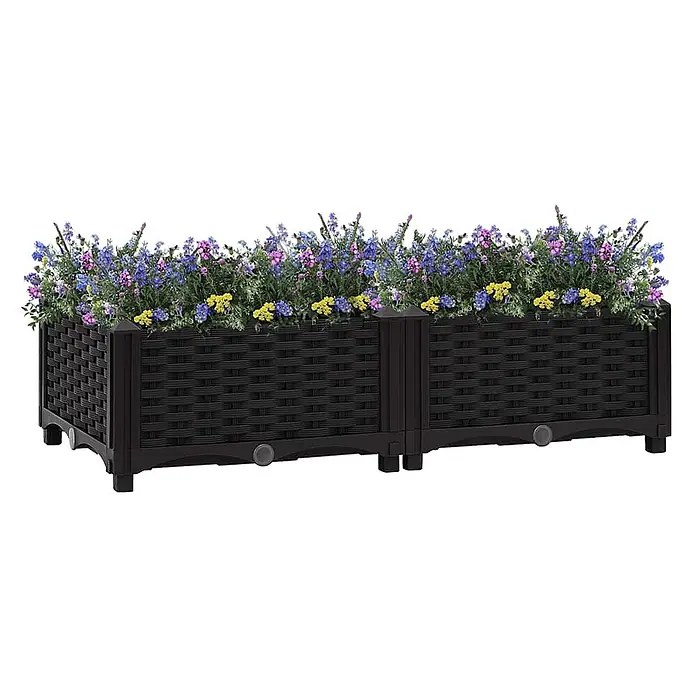 Furnicato Hochbeet - 80 x 40 x 23 cm, Kunststoff, Schwarz - Schwarzer Pflanzkasten in Rattanoptik, gefüllt mit leuchtend blauen, violetten und gelben Blumen.