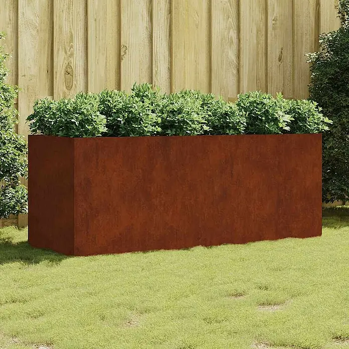 Furnicato Hochbeet - 80 x 200 x 80 cm, Stahl, Braun - Rechteckiger rostfarbener Metallpflanzkübel mit Grünpflanzen, im Freien platziert.