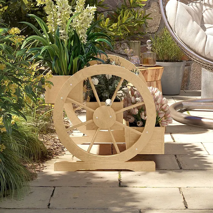 Outsunny Hochbeet - 62 x 61 x 57 cm, Holz, Naturholz - Heller Holzpflanzkübel in Form eines Wagenrads, mit Pflanzen gefüllt, auf einer Terrasse.