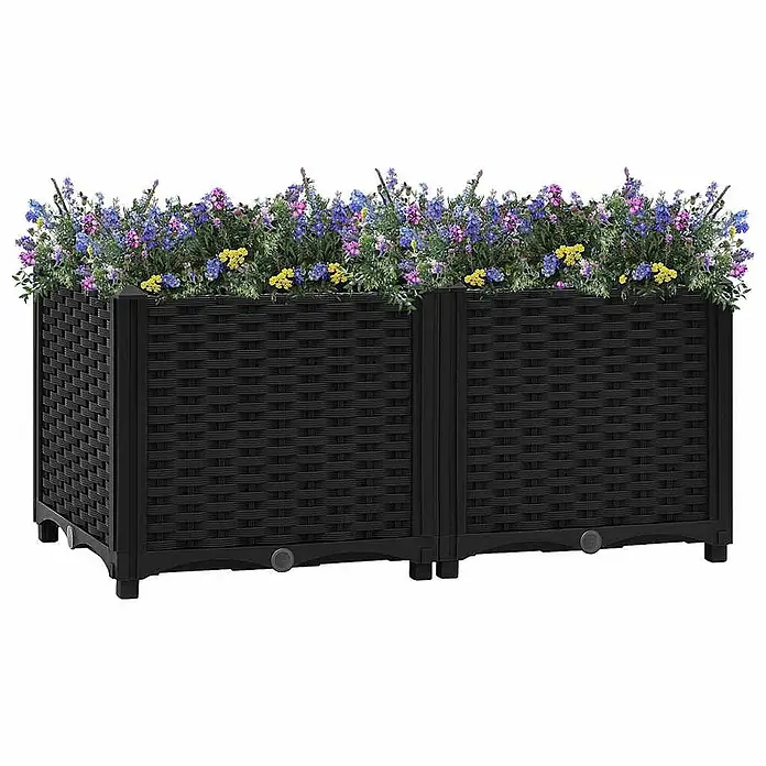 Furnicato Hochbeet - 80 x 40 x 38 cm, Kunststoff, Schwarz - Zwei schwarze, rechteckige Pflanzkübel im Rattan-Stil, gefüllt mit bunten lila, blauen und gelben Blumen.