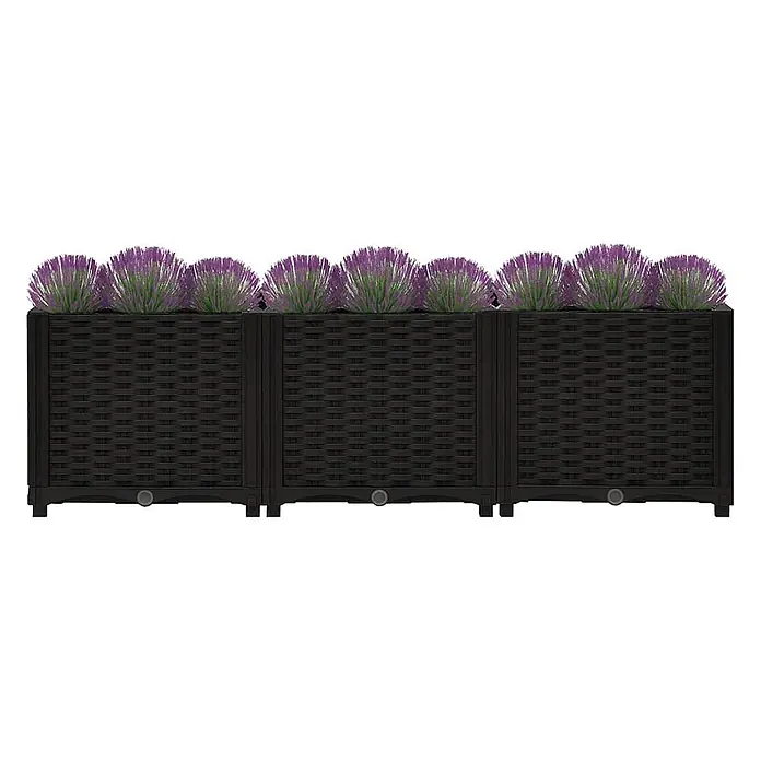 Furnicato Hochbeet - 40 x 120 x 38 cm, Kunststoff, Schwarz - Drei modulare dunkelbraune Pflanzkübel in Flechtoptik mit lila Blumen.