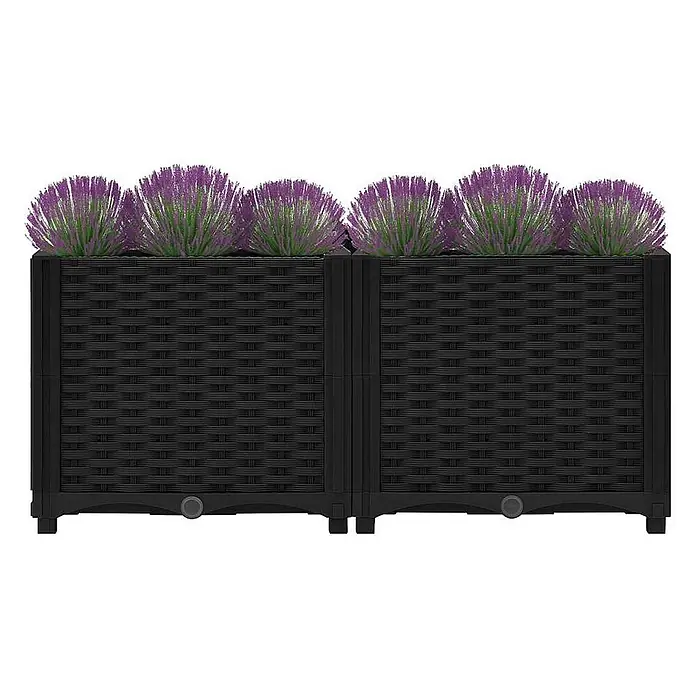Furnicato Hochbeet - 80 x 40 x 38 cm, Kunststoff, Schwarz - Zwei schwarze Pflanzkästen im Rattan-Look mit lila Kunstpflanzen.
