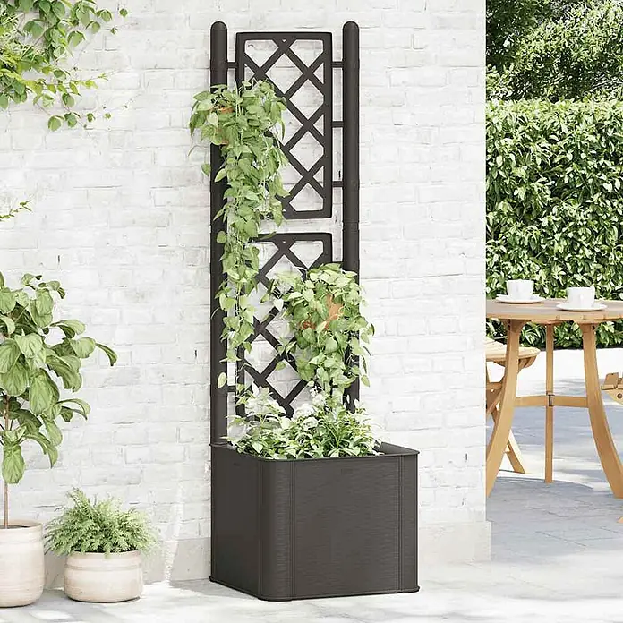 Furnicato Hochbeet Kunststoff Anthrazit - 43 x 43 x 142 cm, Kunststoff, Anthrazit - Dunkelbrauner Pflanzkübel mit integriertem Rankgitter, der Kletterpflanzen auf einer Terrasse stützt.