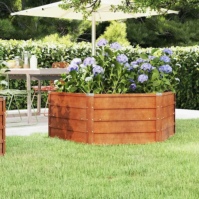 Furnicato Hochbeet - 129 x 129 x 45 cm, Stahl, Braun - Braunes, achteckiges Hochbeet aus Holz, gefüllt mit lila Hortensien, auf einem Rasen.