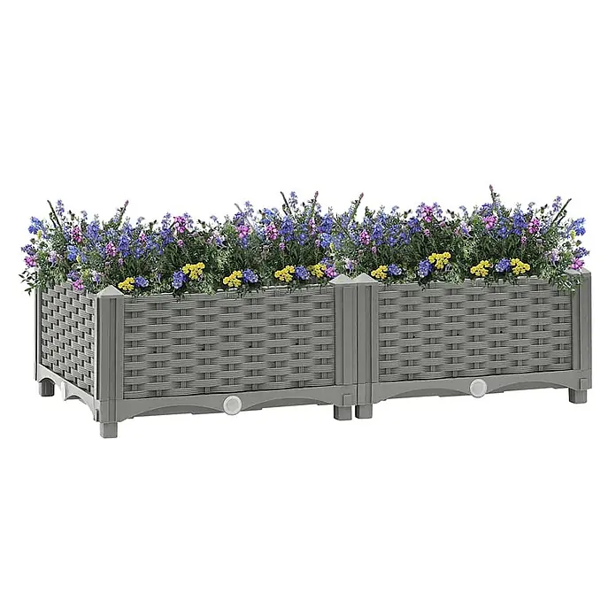 Furnicato Hochbeet - 80 x 40 x 23 cm, Kunststoff, Hellgrau - Grauer Blumenkasten in Rattan-Optik, gefüllt mit bunten blauen, rosa und gelben Blumen.