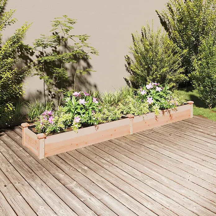 Furnicato Hochbeet - 240 x 45 x 25 cm, Holz, Natur - Langes, hölzernes Hochbeet mit bunten Pflanzen und Grün auf einer Holzterrasse.