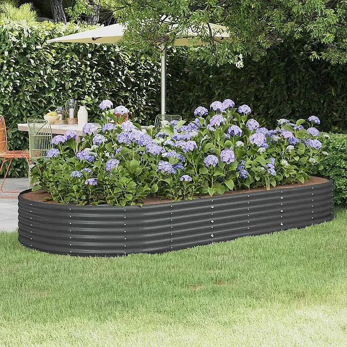 Furnicato Hochbeet - 296 x 140 x 36 cm, Stahl, Anthrazit - Dunkelgraues, gewelltes Hochbeet aus Metall, gefüllt mit lila Hortensien, bereichert einen üppigen Garten.