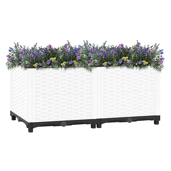 Furnicato Hochbeet - 40 x 80 x 38 cm, Kunststoff, Weiß - Zwei weiße Hochbeete in Flechtoptik mit schwarzem Sockel, gefüllt mit leuchtend blauen, violetten und gelben Blumen.