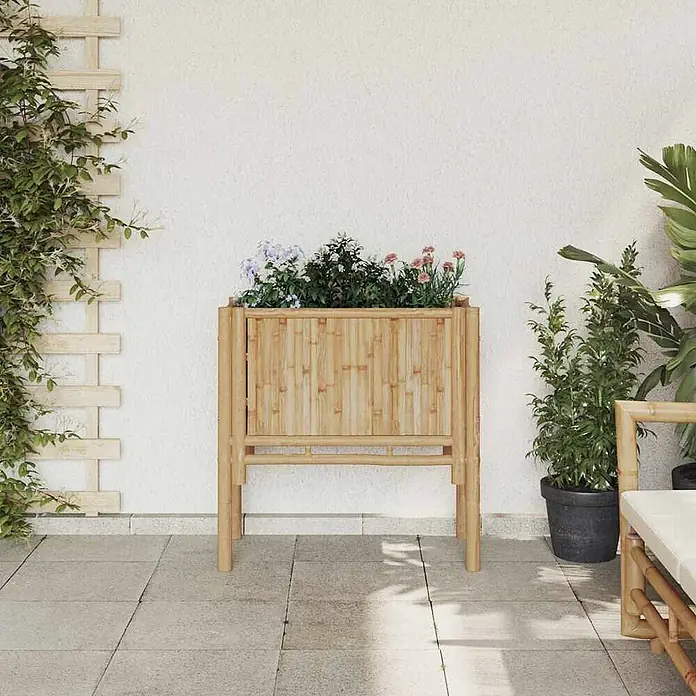 Furnicato Hochbeet - 70 x 35 x 70 cm, Naturmaterialien, Braun - Erhöhter Blumenkasten aus Bambus mit Blumen auf einer Terrasse.