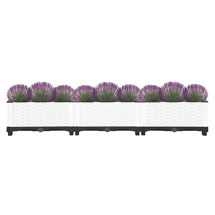 Furnicato Hochbeet - 120 x 40 x 23 cm, Kunststoff, Weiß - Modulares Pflanzgefäß in weißer Rattan-Optik mit dunkelgrauem Sockel, gefüllt mit künstlichen lila Blumen und grünem Laub.