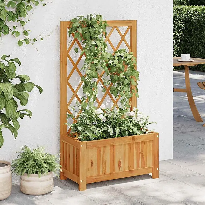 Furnicato Hochbeet Akazien-Massivholz geölt - 55 x 28 x 100 cm, Holz, Braun - Hölzernes Pflanzgefäß mit Spalier, das Kletterpflanzen und Blumen auf einer Terrasse hält.