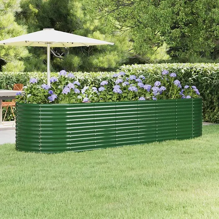 Furnicato Hochbeet - 322 x 100 x 68 cm, Stahl, Grün - Grünes, gewelltes Hochbeet aus Metall, gefüllt mit lila Hortensien, in einem Garten.