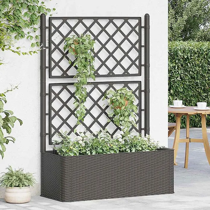 Furnicato Hochbeet - 100 x 43 x 142 cm, Kunststoff, Anthrazit - Dunkelbrauner Pflanzkasten in Korbflechtoptik mit integriertem Rautengitter, bepflanzt mit Pflanzen und Blumen, im Außenbereich.