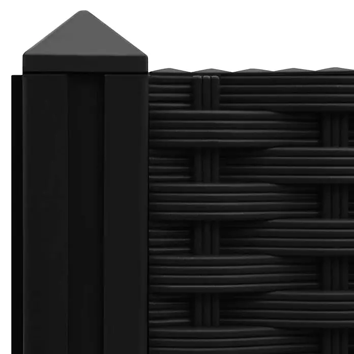 Furnicato Hochbeet - 160 x 40 x 71 cm, Kunststoff, Schwarz - Nahaufnahme eines schwarzen Zaunpfostens mit pyramidenförmiger Kappe, verbunden mit einem schwarzen Flechtzaun aus Rattan.