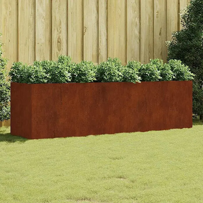 Furnicato Hochbeet - 280 x 80 x 80 cm, Stahl, Braun - Großer rechteckiger rostbrauner Metall-Pflanzkübel, gefüllt mit grünen Pflanzen im Garten.