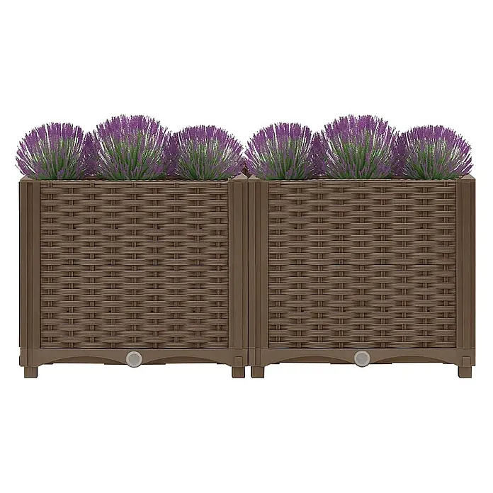 Furnicato Hochbeet - 80 x 40 x 38 cm, Kunststoff, Braun - Zwei braune geflochtene Kunststoff-Pflanzkästen mit künstlichen lila Lavendelpflanzen.