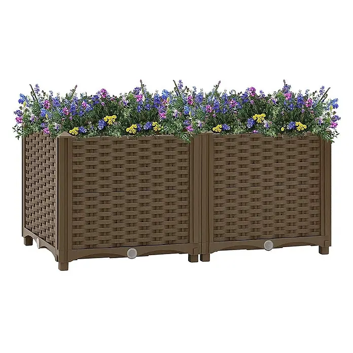 Furnicato Hochbeet - 80 x 40 x 38 cm, Kunststoff, Braun - Brauner Pflanzkasten aus geflochtenem Kunststoff, gefüllt mit leuchtenden blauen, lila und gelben Blumen.
