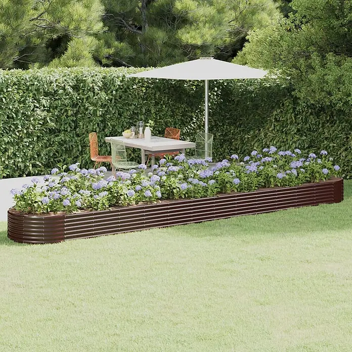 Furnicato Hochbeet - 544 x 544 x 36 cm, Stahl, Braun - Dunkelbraunes Hochbeet aus Wellblech, gefüllt mit blauen Hortensien, in einer Gartenumgebung.
