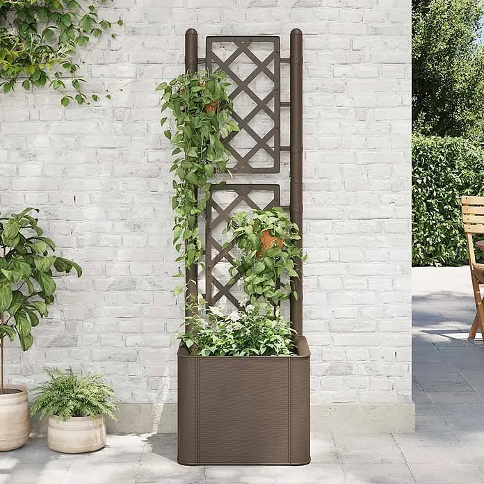Furnicato Hochbeet Kunststoff Mokka - 43 x 43 x 142 cm, Kunststoff, Mokka - Brauner Pflanzkübel in Flechtoptik mit integriertem Spalier, gefüllt mit Pflanzen.