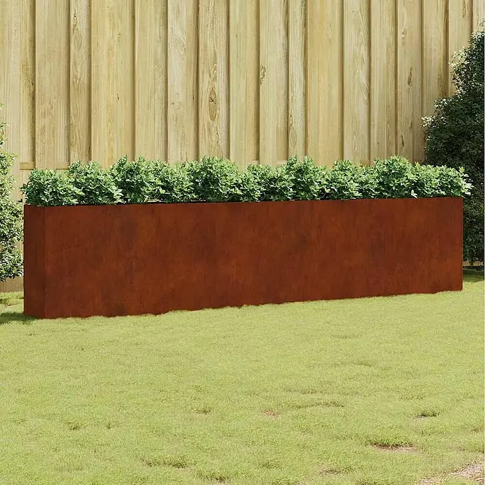 Furnicato Hochbeet - 360 x 40 x 80 cm, Stahl, Braun - Langer, rechteckiger, rostfarbener Metallpflanzkübel mit grünen Pflanzen, auf Rasen stehend.