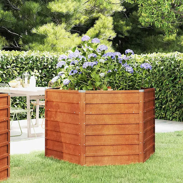 Furnicato Hochbeet - 129 x 129 x 77 cm, Stahl, Braun - Braunes, sechseckiges Hochbeet aus Holz mit lila Hortensien in einer Gartenumgebung.