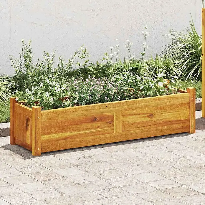 Furnicato Hochbeet Akazienholz geölt - 100 x 30 x 25 cm, Holz, Braun - Braunes Hochbeet aus Holz, gefüllt mit verschiedenen Pflanzen und Blumen, auf einer gepflasterten Terrasse.