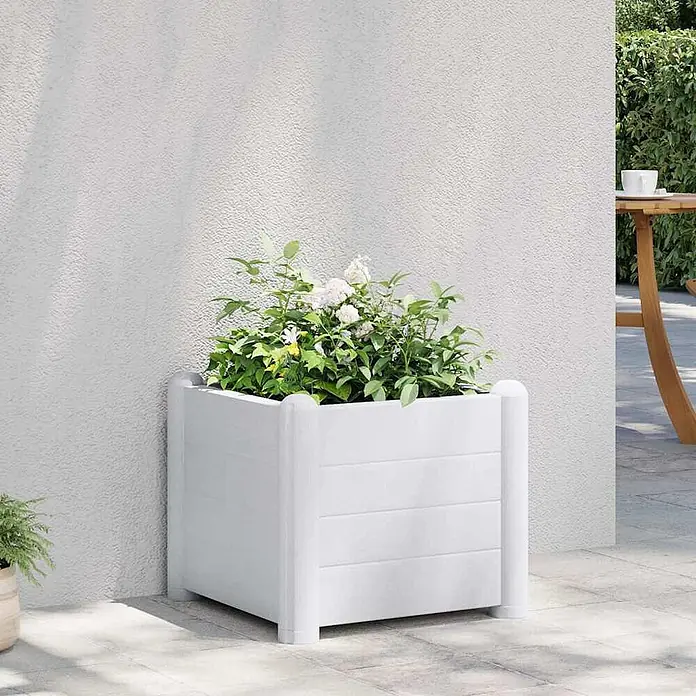 Furnicato Hochbeet - 43 x 43 x 35 cm, Kunststoff, Weiß - Weißer quadratischer Pflanzkübel mit Pflanzen und weißen Blüten, auf einer hellen Terrasse platziert.