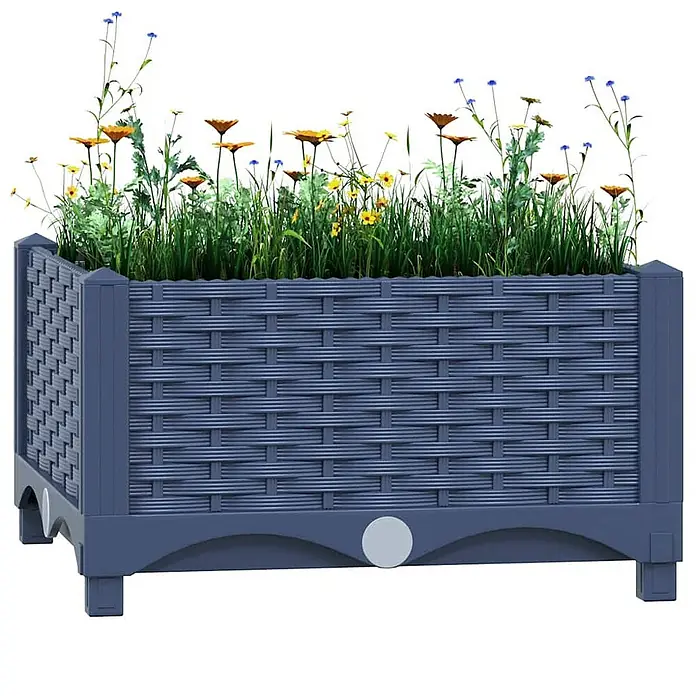 Furnicato Hochbeet - 40 x 40 x 23 cm, Kunststoff, Blaugrau - Dunkelblaues Hochbeet mit Rattan-Optik, gefüllt mit Grünpflanzen und bunten kleinen Blumen.