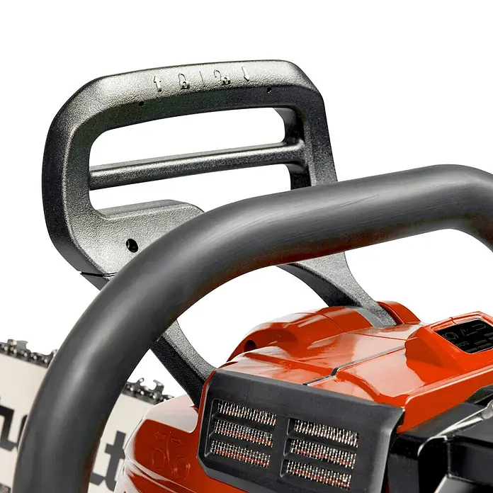 Makita XGT 40V max. Akku-Kettensäge UC030GZ03 - 40 V, Ohne Akku, Schwertlänge: 50 cm - Nahaufnahme einer orangefarbenen Kettensäge mit dunkelgrauem Griff, Bedienelementen und einem Teil der Kette.
