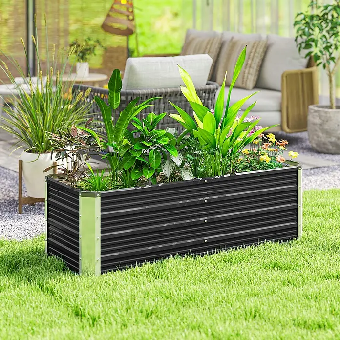 Furnicato Hochbeet - 125 x 47 x 40 cm, Stahl, Kohlegrau - Rechteckiges schwarzes Wellblech-Hochbeet mit Pflanzen, platziert in einem Garten.