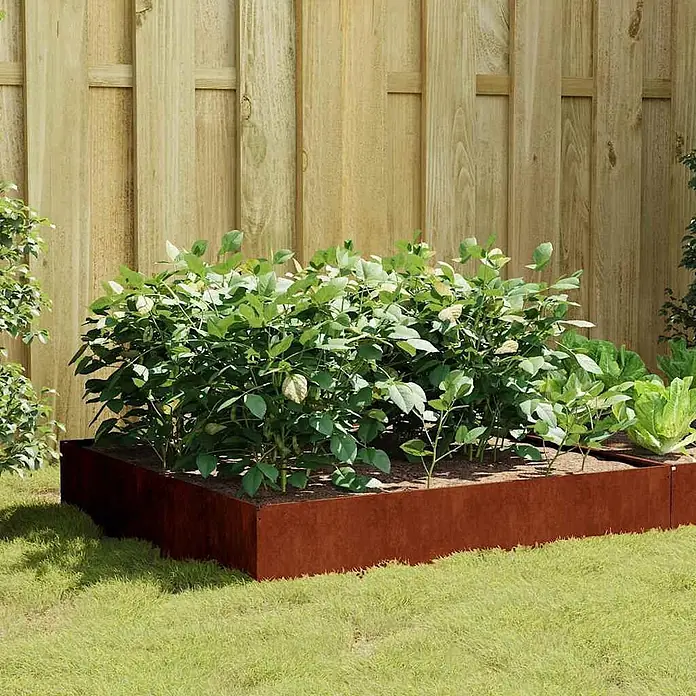 Furnicato Hochbeet - 100 x 100 x 33,5 cm, Stahl, Witterungsbeständiger Stahl/Braun - Rechteckiges Hochbeet aus rostfarbenem Metall, gefüllt mit grünen Pflanzen im Garten.