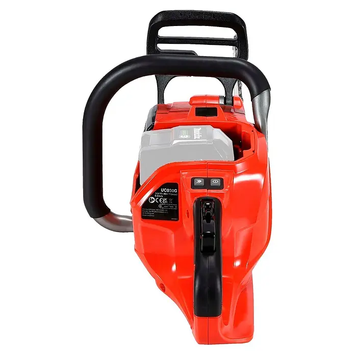 Makita XGT 40V max. Akku-Kettensäge UC030GZ03 - 40 V, Ohne Akku, Schwertlänge: 50 cm - Rote und schwarze Makita UC030G Akku-Kettensäge mit sichtbarem Akku, von oben hinten gesehen.