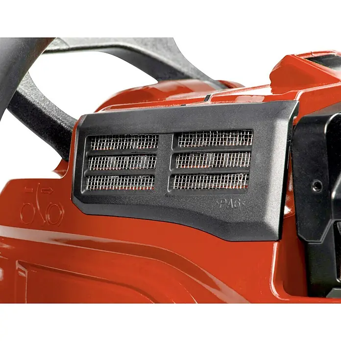 Makita XGT 40V max. Akku-Kettensäge UC030GZ03 - 40 V, Ohne Akku, Schwertlänge: 50 cm - Rotes Werkzeuggehäuse mit schwarzem Lüftungsgitter aus Metallgewebe. Zeigt "PA6"-Prägung und Steuersymbole.