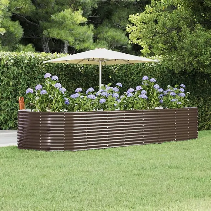 Furnicato Hochbeet - 367 x 140 x 68 cm, Stahl, Braun - Großes, dunkelbraunes Hochbeet aus Wellblech, gefüllt mit lila Blumen in einer Gartenumgebung.