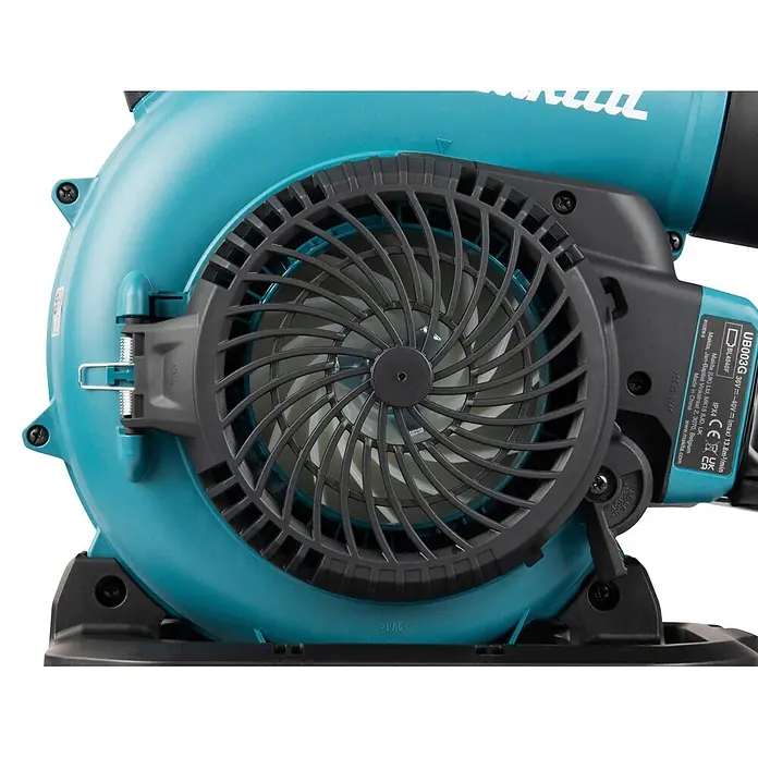 Makita XGT 40V max. Akku-Gebläse UB003GZ - 40 V, Ohne Akku, Blasgeschwindigkeit: 68 m/s - Nahaufnahme des tealfarbenen Lüftereingangs eines Makita Gebläses mit dunkelgrauem Schutzgitter über weißen Lüfterblättern und Produktetikett.