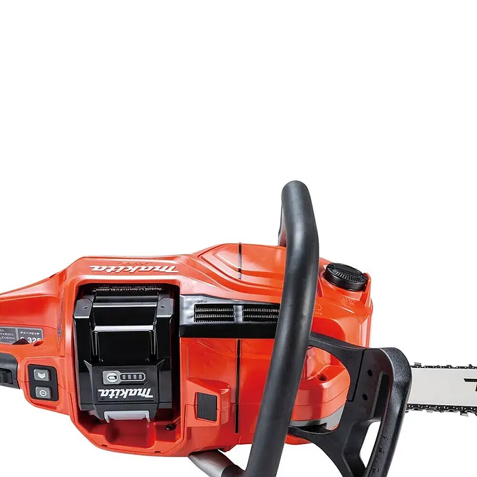 Makita XGT 40V max. Akku-Kettensäge UC030GZ03 - 40 V, Ohne Akku, Schwertlänge: 50 cm - Orange-schwarze Akku-Kettensäge von Makita mit eingelegtem Akku.