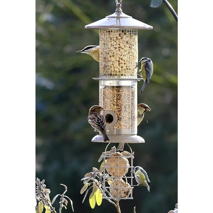 Dobar Multifunktionsfuttersäule - Ø x H: 16 x 50 cm, Metall - Eine mehrstöckige Futterstation für Vögel, an der verschiedene Vögel unterschiedliche Futterarten picken und die Vielfalt der Vogelfütterung hervorhebt.