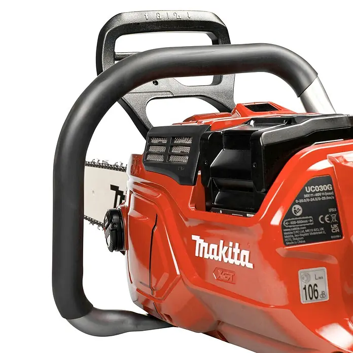Makita XGT 40V max. Akku-Kettensäge UC030GZ03 - 40 V, Ohne Akku, Schwertlänge: 50 cm - Rote und schwarze Akku-Kettensäge von Makita mit Metallgriff und Führungsschiene, von der Seite.