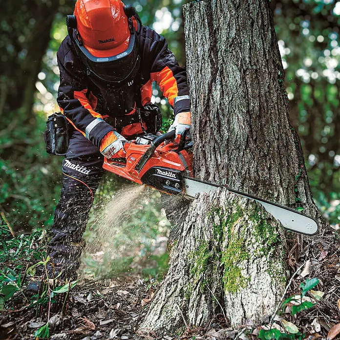 Makita XGT 40V max. Akku-Kettensäge UC030GZ03 - 40 V, Ohne Akku, Schwertlänge: 50 cm - Eine Person in Schutzkleidung sägt mit einer orange-schwarzen Makita Kettensäge einen Baum.