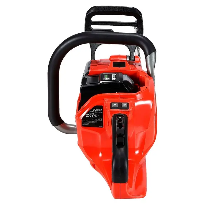 Makita Akku-Kettensäge UC030GE103 - 40 V, Li-Ionen, 1 Akku, Schwertlänge: 50 cm - Rot-schwarze Akku-Kettensäge von oben hinten, mit Akku, Bedienelementen und Produktetikett.