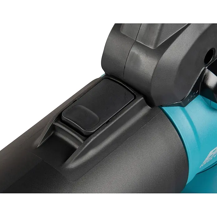 Makita XGT 40V max. Akku-Gebläse UB003GZ - 40 V, Ohne Akku, Blasgeschwindigkeit: 68 m/s - Nahaufnahme eines Elektrowerkzeugs: schwarzes, texturiertes Gehäuse mit Knopf und türkisfarbenem Teil.