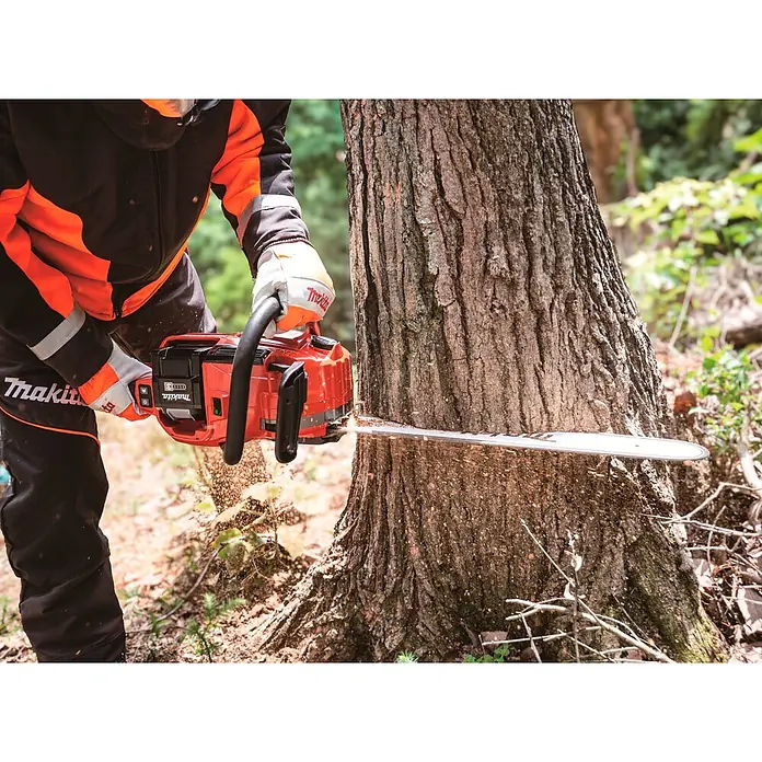 Makita XGT 40V max. Akku-Kettensäge UC030GZ03 - 40 V, Ohne Akku, Schwertlänge: 50 cm - Person in orangeroter Schutzkleidung sägt einen Baum mit einer rot-schwarzen Makita Kettensäge.